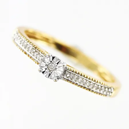 Ring med 23 x ca 0,005ct, stl 16½, 18K Vikt: 1,9 g