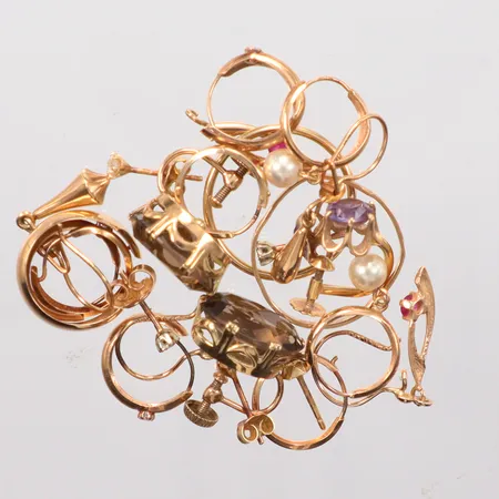 Diverse guld, defekt, bruttovikt 13,1g, 14K.