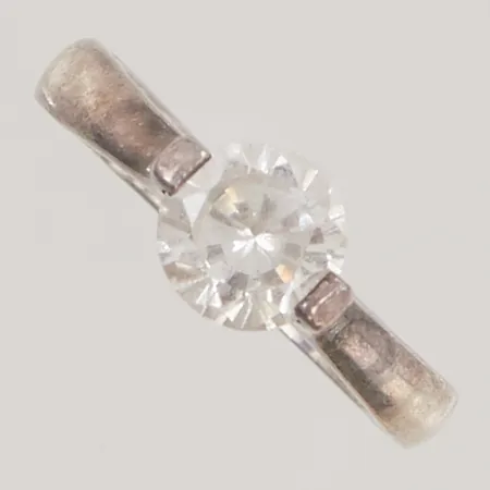 Ring Ø18¼, bredd:7, vit sten, 925/1000 Silver 3,7g.