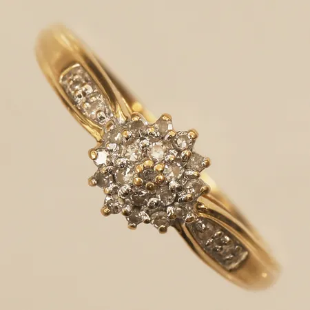 Ring med diamanter 22x ca 0,01ct, 1 x ca 0,001ct, stl 17¼, bredd 7mm, 18K  Vikt: 2,3 g