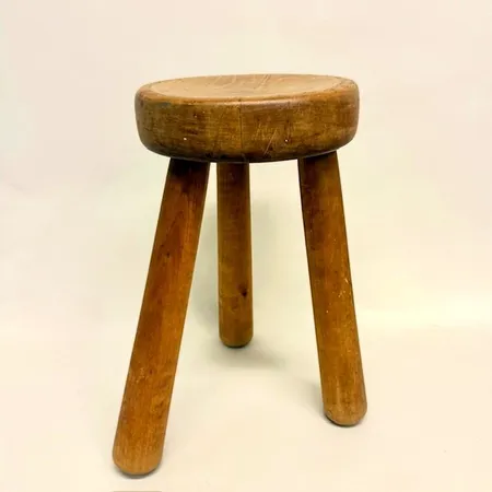 Pall, I.H slöjd, Ingvar Hildingsson, Rockneby, höjd 44cm, bruksskick, ett ben löst, i behov av limmas, signerad, etikettmärkt Skickas med postpaket.