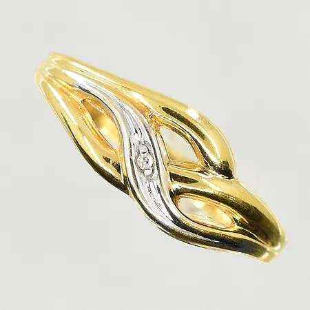 Ring med vit sten, stl 16½, bredd 2-7 mm, gulguld/vitguld, 18K. Vikt: 1,1 g