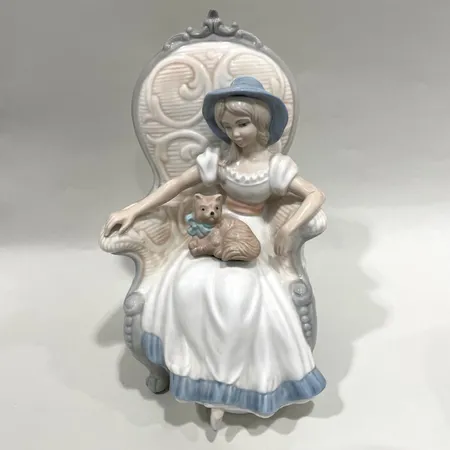 Figurin flicka i fåtölj med hund, höjd 23cm, Tengra, Spanien Skickas med paket.