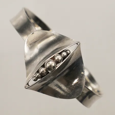 Armring med dekor, innermått ca 17,5cm, bredd 8-32,5mm, öppningsbar, ALTON, K-e Palmberg, år 1972, 925/1000 silver  Vikt: 29,4 g