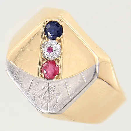 Klackring med diamanter 6 x ca 0,0075ct samt troligen syntetisk rubin samt safir, stl: 19½, bredd: 4,6-14,3mm, vitguldsdetaljer, stenar med minimala nagg, 18K Vikt: 9,7 g