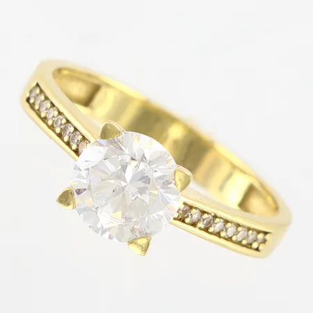 Ring med vita stenar, stl 18½, bredd: 3,5-7,6mm, 14K  Vikt: 3,5 g