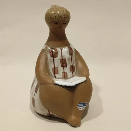 Figurin Charlotta, ur serien ABC-flickorna, Lisa Larson, Gustavsberg, höjd 16cm, delvis glaserad stengodslera, signerad, etikettmärkt,  Skickas med postpaket.