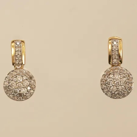 Ett par örhängen med diamanter ca 56x 0,0025ct + 10 x ca 0,01ct, längd 10mm, bredd ca 2,5-6mm, Guldfynd, 18K Vikt: 1,9 g