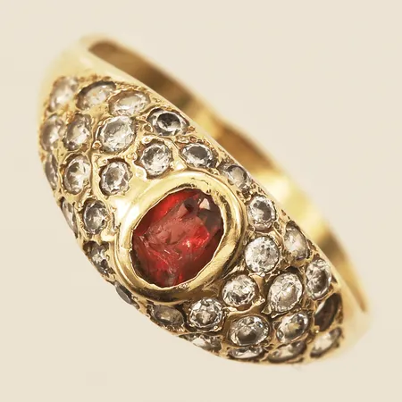 Ring med röd samt vita stenar, stl 19, bredd ca 2-9mm, sten saknas, skev, 14K Vikt: 3,3 g