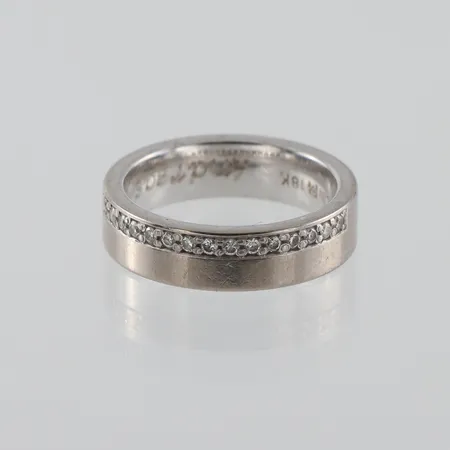 Ring 18k vitguld med 15 st diamanter på totalt 0.15 ct enligt inskription,Schalins,gravyr,storlek 15 ¾ mm,bredd 5 mm. Vikt: 7,6 g