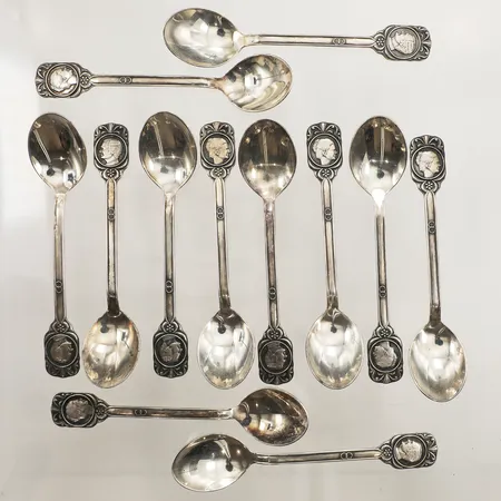 Tolv kaffeskedar, kung Carl Gustaf och drottning Silvia, längd 11cm, Sporrong AB, 830/1000 silver Vikt: 161 g