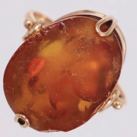 Ring med bärnsten, stl 18¼, bredd 1,8-21,4mm, kraftigt slitage på sten, 14K Vikt: 5,3 g