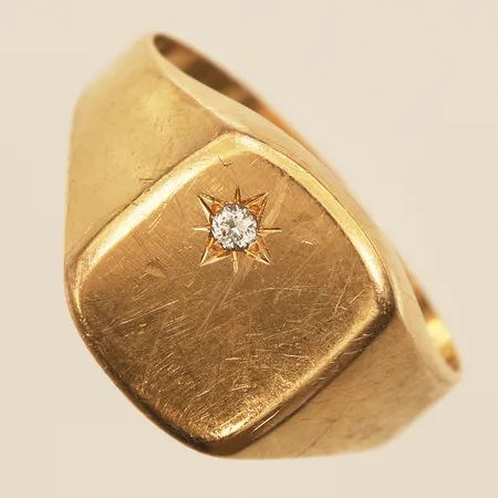 Klackring med vit sten, stl 19½, bredd 13,5mm, 18K  Vikt: 3,6 g