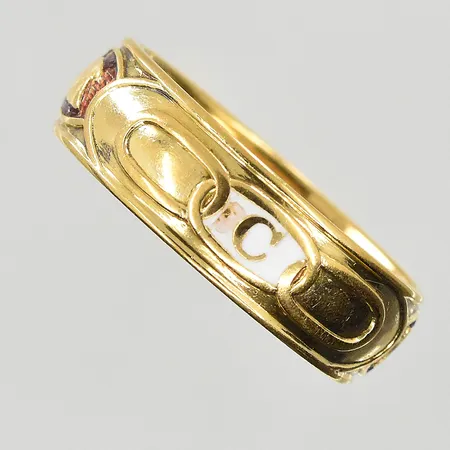 Ordensring med emaljerade detaljer, stl 20¾, bredd 7 mm, gravyr, 18K. Vikt: 8,2 g