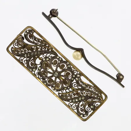 Brosch med markasiter, 18x53mm, brosch med odlad pärla Ø5,3mm, 4,9x55mm, Silver 800-835-1000 Vikt: 9,3 g