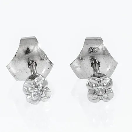 Örhängen i 18K vitguld med 2 x c:a 0,005ct 8/8 slipade diamanter. De är 3,5 x 3,5 mm och väger 0,6g. 