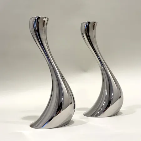 Ett par ljusstakar Cobra, formgiven av Constantin Wortmann, George Jensen, höjd 20cm, rostfritt stål