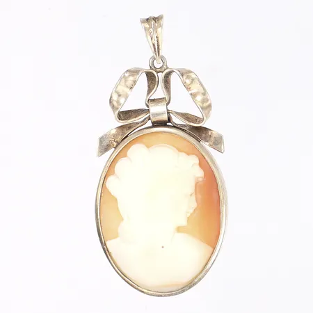 Hänge camé tillverkad 1949 längd inkl ögla 55mm bredd 25mm silver 830/1000 Vikt: 9,4 g