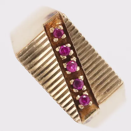 Klackring syntetiska rubiner, stl 17½, bredd 3,2-9mm, 18K  Vikt: 3,4 g