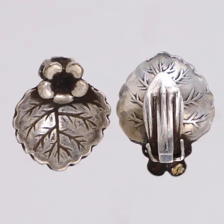 Ett par örhängen, löv, längd ca 2cm, bredd ca 1,5cm, 830/1000 silver  Vikt: 6 g