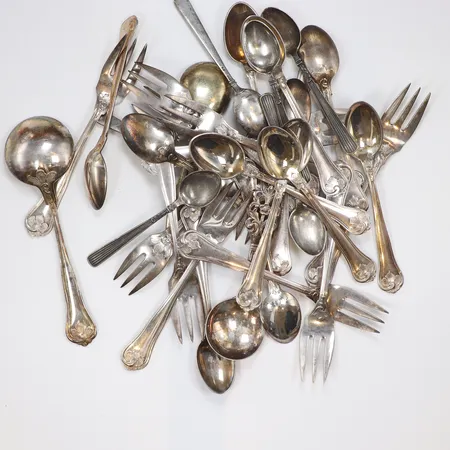 Diverse silverbestick bland annat sked med emalj och 12st kaffeskedar, delvis modell Sachsisk silver 830/1000 Vikt: 605,4 g