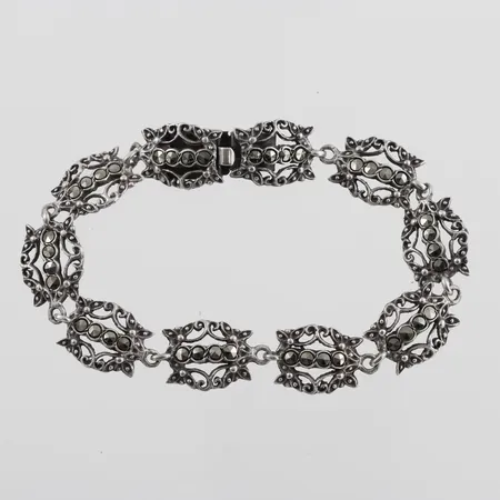 Armband silver 830/1000 med markasiter,längd ca 17 cm,bredd 10.7 mm. Vikt: 9,9 g