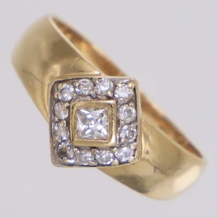 Ring med vita stenar, stl 17½, bredd 2,7-10,2mm, skev, 14K Vikt: 3 g