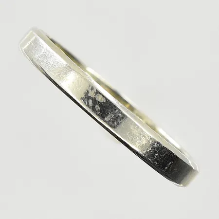 Ring, stl 19¼, bredd 3 mm, gravyr, vitguld, 18K. Vikt: 3,5 g