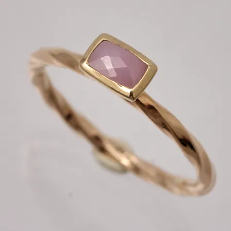 Ring i 8K guld, stl 16¾, bredd 1,8-4,2mm, 1st rosa sten, mått 3,5x5,5mm, vikt 1,23g.