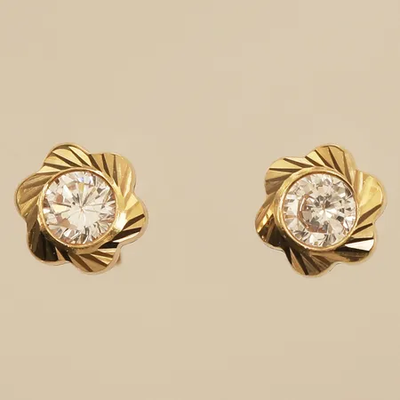 Ett par örhängen med vita stenar, Ø6,6mm, 18K Vikt: 0,8 g