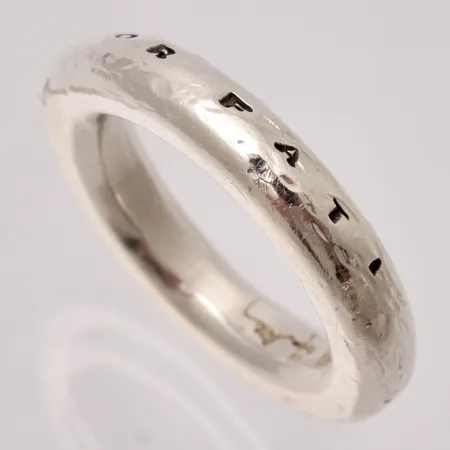 Ring i silver, stl 17½, bredd 4,5mm, Efva Attling, "Amor Fati", repor, 925/1000, vikt 11,26g.
