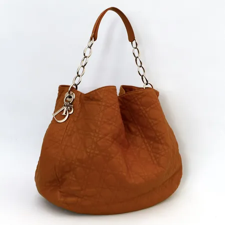 Väska Dior Soft Hobo Cannage Beige lammskinn, 13x38x42cm, numrerad: 06-BN-0027, innerfack med dragkedja, beslag och detaljer i vitmetall, slitage på sömmar undertill, dustbag medföljer Vikt: 0 g