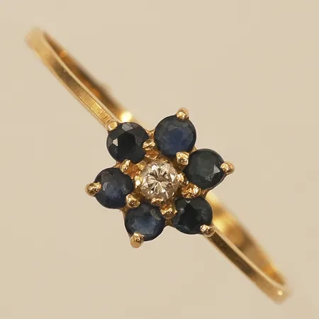 Ring med diamant ca 0,02ct, safirer, stl 17¼, bredd 6,4mm, 18K  Vikt: 0,9 g