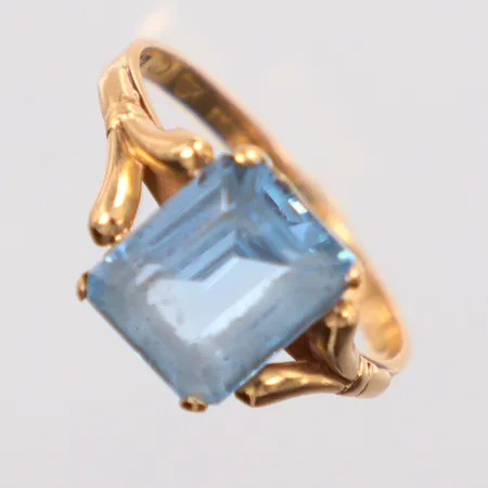 Ring med akvamarin, Ø17¾, något skev, 18K. Vikt: 2,5 g