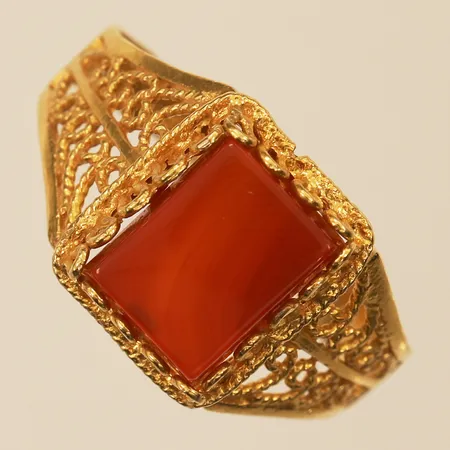 Klackring med karneol, stl 18½, bredd 2,1-11,5mm, lös sten, 18K  Vikt: 2,9 g