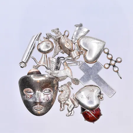 Diverse hängen, silver 830/1000. Vikt: 51,7 g