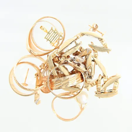 Diverse guldsmycken, defekt, stenar, gravyr, 18K  Vikt: 49 g