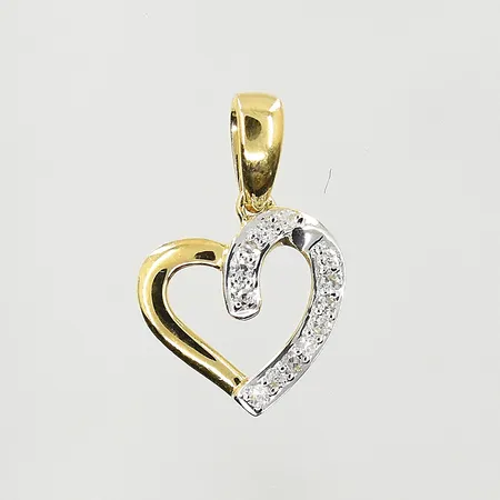 Hänge hjärta med diamanter ca 0,06ctv, GHA, längd 13 mm, bredd 9 mm, gulguld/vitguld, 18K. Vikt: 0,7 g