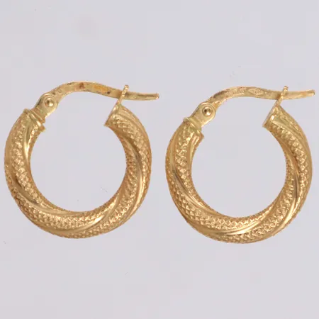 Ett par örhängen creoler med mönster, Ø15,7mm, bredd 3,2mm, 18K  Vikt: 1,6 g