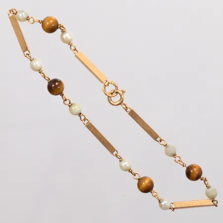 Armband med stav samt odlade pärlor och tigerögon, längd 19cm, bredd 2mm, 18K. Vikt: 3,3 g