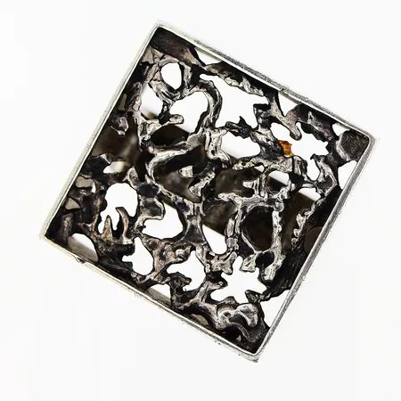 Ring stl 18, klack med genombrutet mönster 20x20mm, skena 6mm, Bengt Hallberg, Köping, silver 925/1000. Vikt: 12,3 g