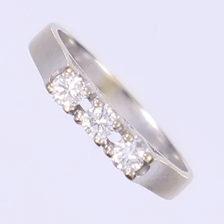 Ring med diamanter 3x ca 0,06ct stl 15¾, bredd 3mm, vitguld 18K Vikt: 2,2 g