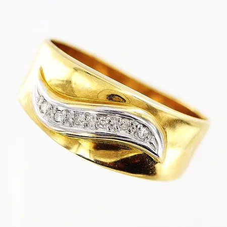 Ring med diamanter 6 x ca 0,005ct, stl 17¼, bredd 3-7,5mm, 18K Vikt: 2,8 g