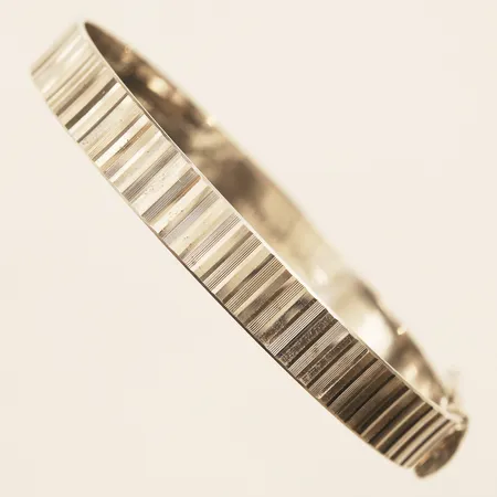 Armring, innermått ca 17cm, bredd 7,7mm, öppningsbar, säkerhetskedja, Maylin Products Nymph,  Brit. patent No 1052231, London 1973, sterling, 925/1000 silver   Vikt: 15 g