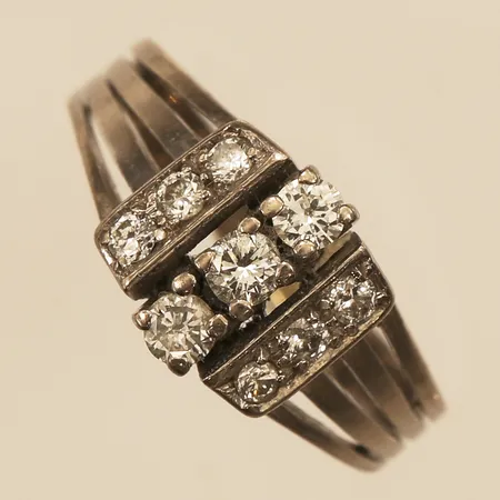 Ring med diamanter 6x ca 0,02ct, 3x ca0,05ct, stl 15¼, bredd 8,7mm, vitguld, 18K  Vikt: 3,7 g