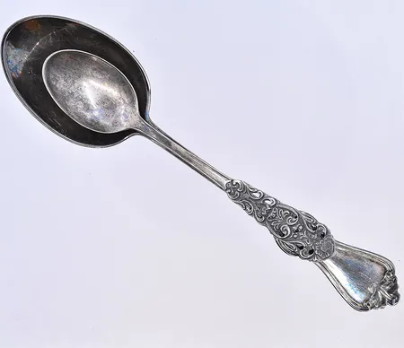 2 skedar, längd 11,5 och 16 cm, silver 830/1000. Vikt: 42,3 g