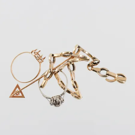 Trasigt guld 18k,någon med stenar. Vikt: 9,2 g