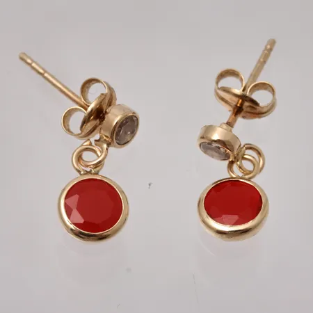  1par örhängen i 18K guld, mått 5,5x12,7mm, 1par röda och vita stenar, mått Ø4,7mm, Ø2,8mm, vikt 0,63g.