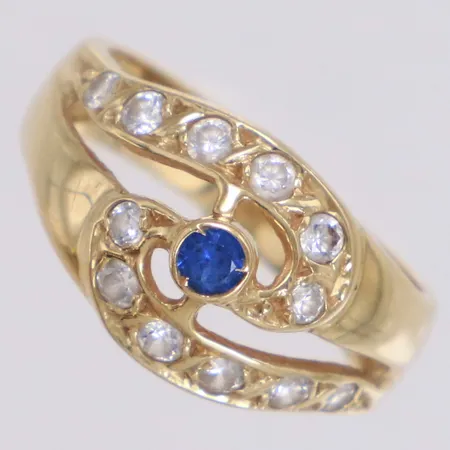 Ring med blå och vita stenar, stl 17¼, bredd 4,2-11,7mm, 14K Vikt: 5,2 g