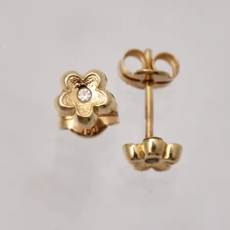  1par örhängen i 18K guld, mått Ø4,8mm, vikt 0,48g.